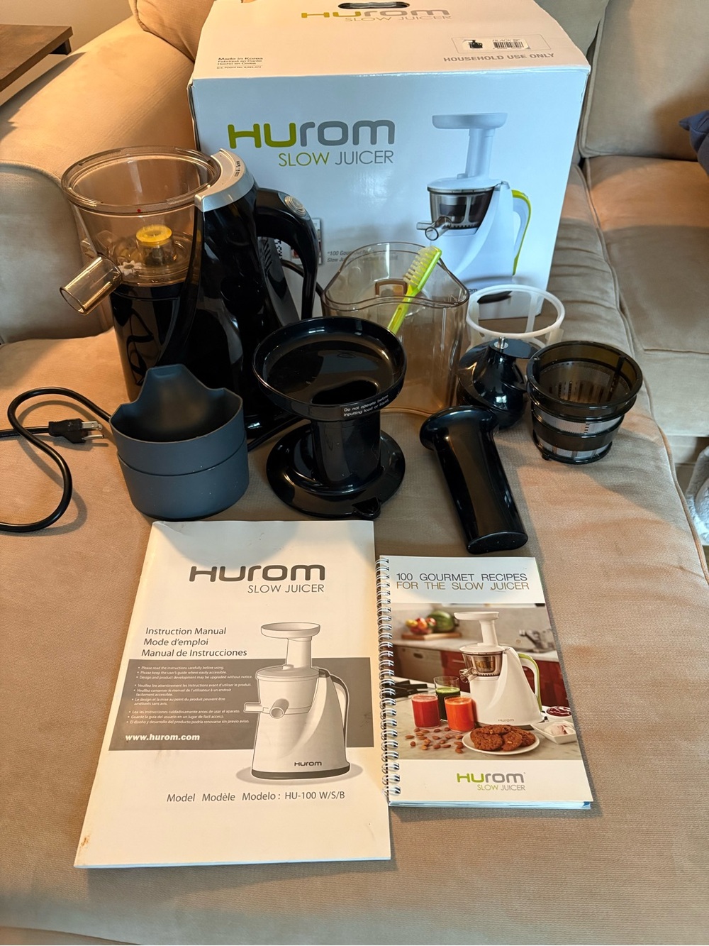 Hurom HU-100 W/S/B Slow Juicer- Black - almost brand new